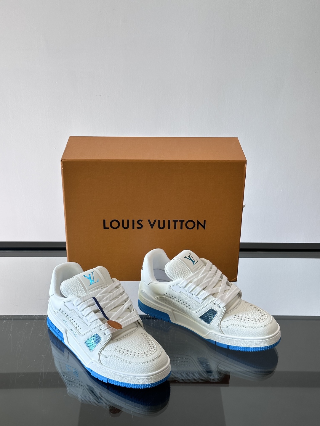 驴家 新配色 trainer运动鞋，本款 LV Trainer 运动鞋取材柔软粒面小牛皮，呈现纯净色调，