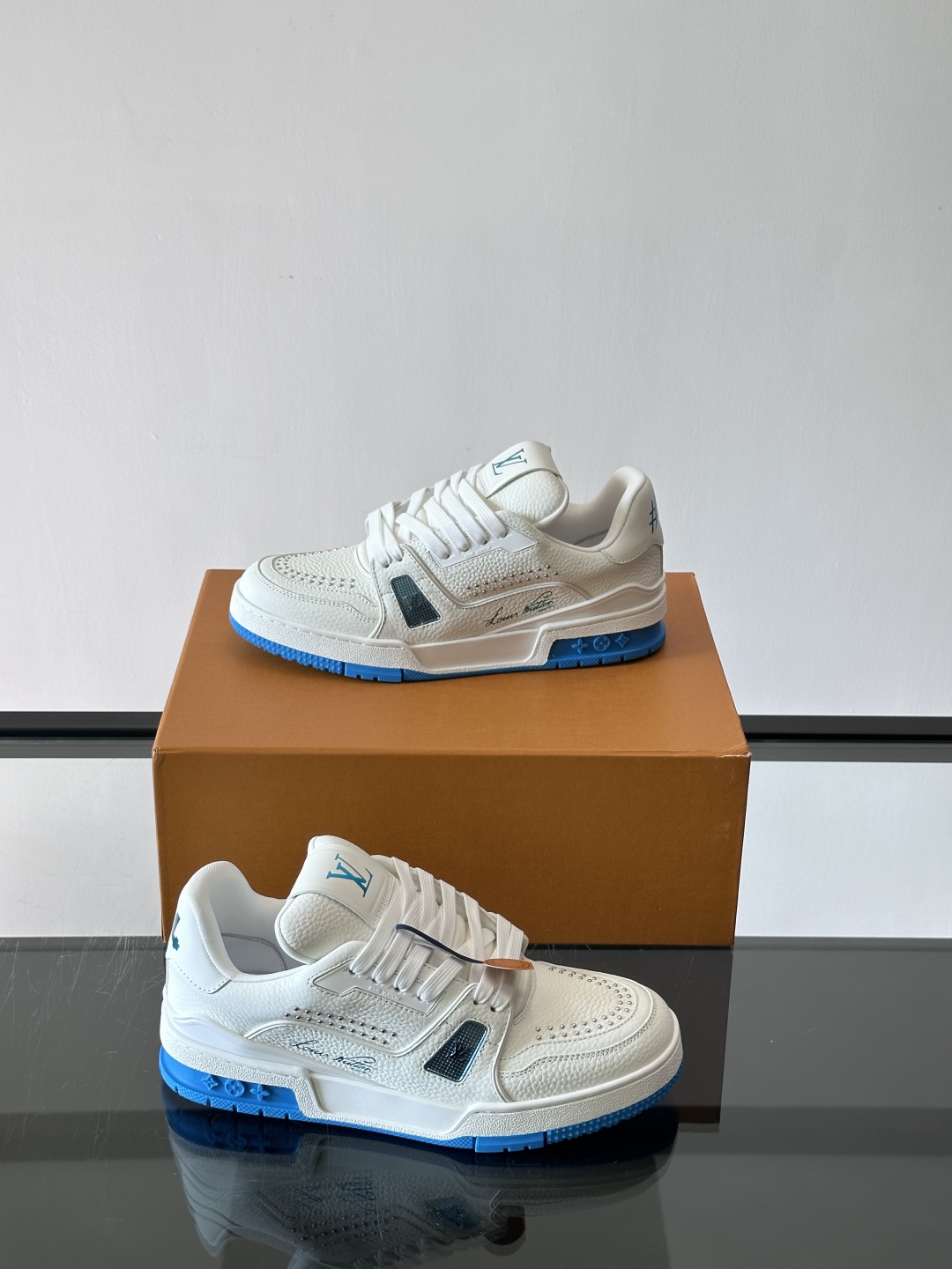 驴家 新配色 trainer运动鞋，本款 LV Trainer 运动鞋取材柔软粒面小牛皮，呈现纯净色调，