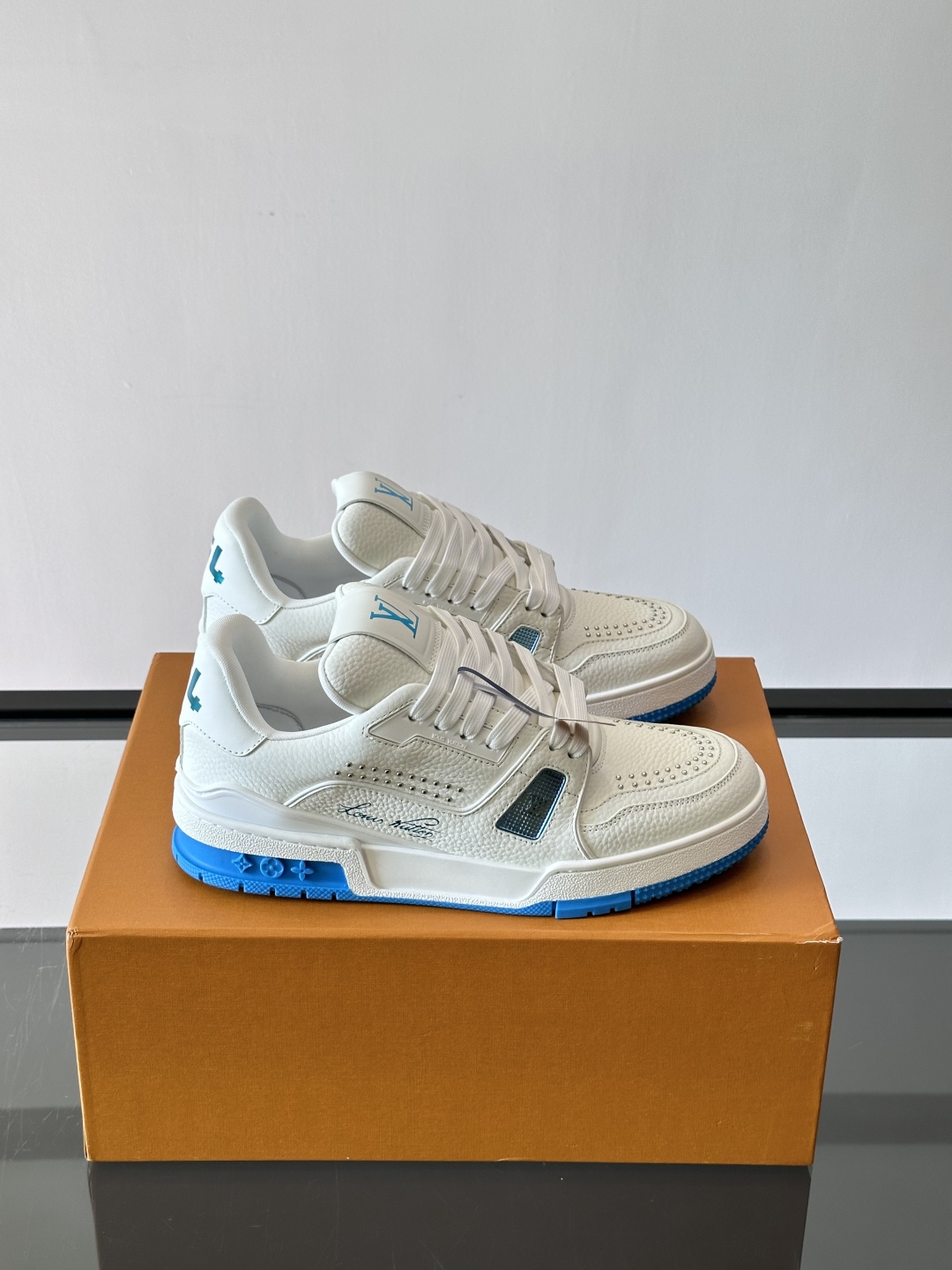 驴家 新配色 trainer运动鞋，本款 LV Trainer 运动鞋取材柔软粒面小牛皮，呈现纯净色调，