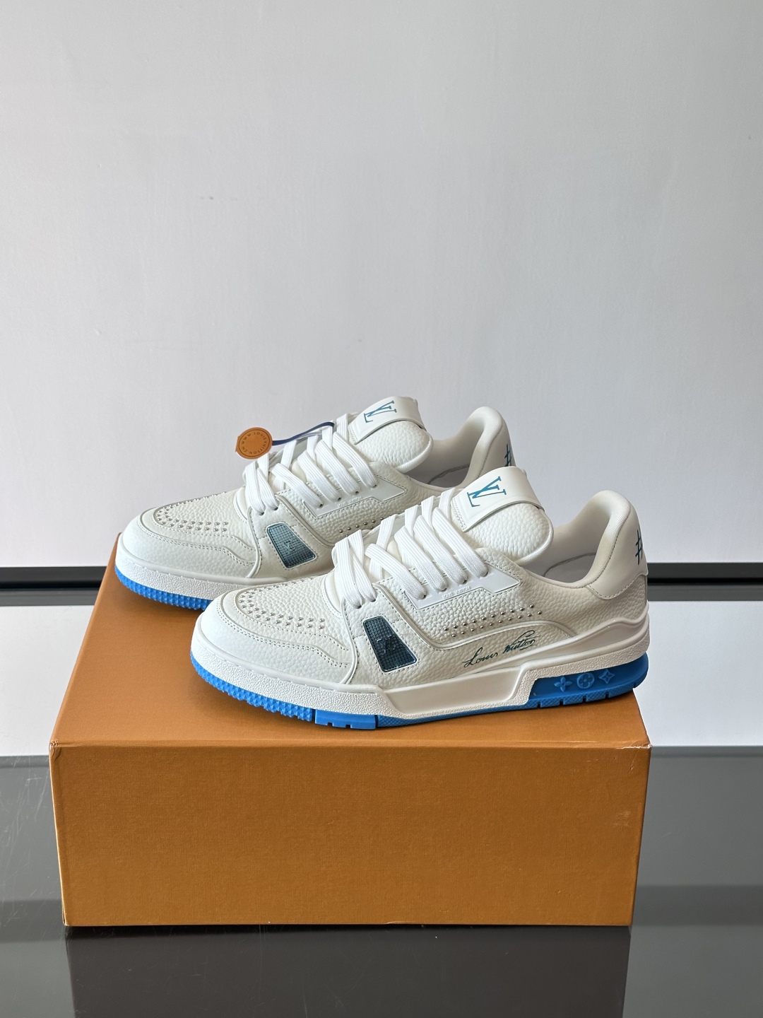 驴家 新配色 trainer运动鞋，本款 LV Trainer 运动鞋取材柔软粒面小牛皮，呈现纯净色调，
