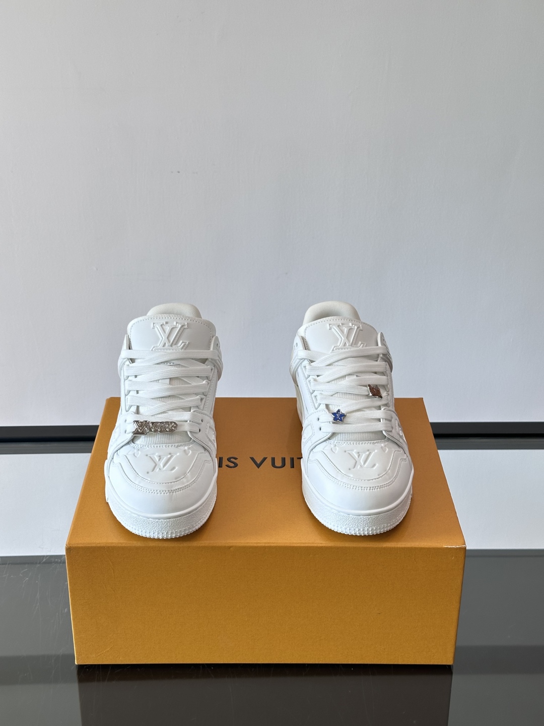 驴家 新配色 trainer情侣款👫运动鞋，本款 LV Trainer 运动鞋取材柔软粒面小牛皮，呈现纯