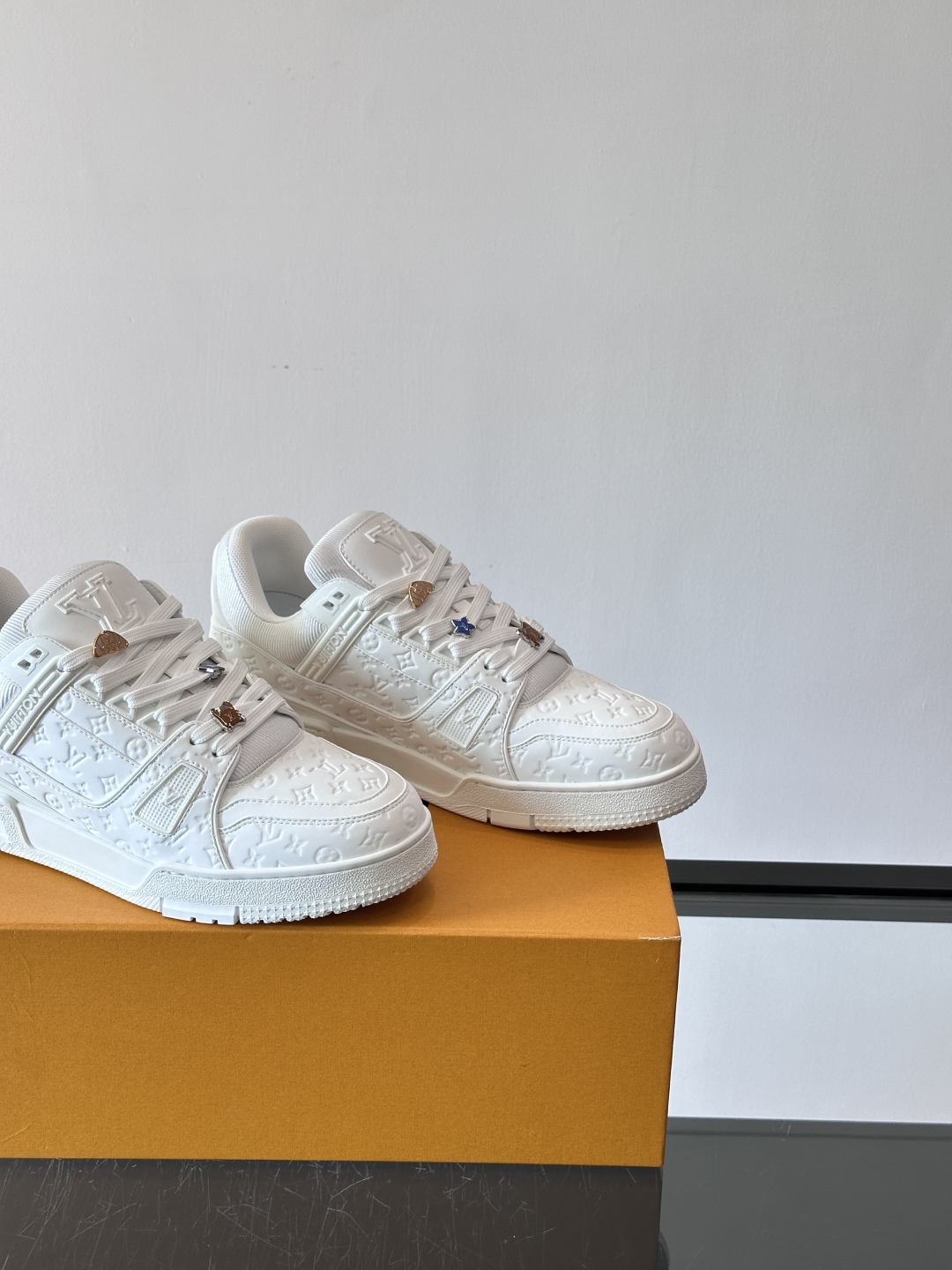 驴家 新配色 trainer运动鞋，本款 LV Trainer 运动鞋取材柔软粒面小牛皮，呈现纯净色调，