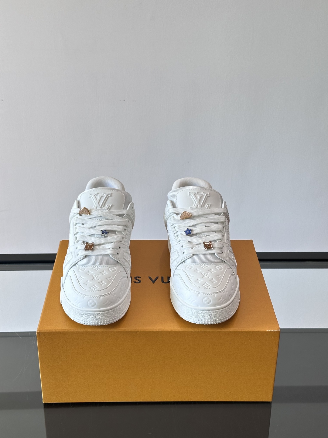 驴家 新配色 trainer运动鞋，本款 LV Trainer 运动鞋取材柔软粒面小牛皮，呈现纯净色调，