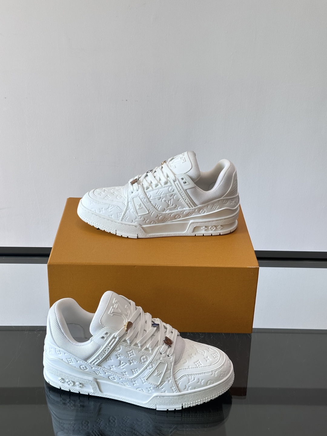驴家 新配色 trainer运动鞋，本款 LV Trainer 运动鞋取材柔软粒面小牛皮，呈现纯净色调，