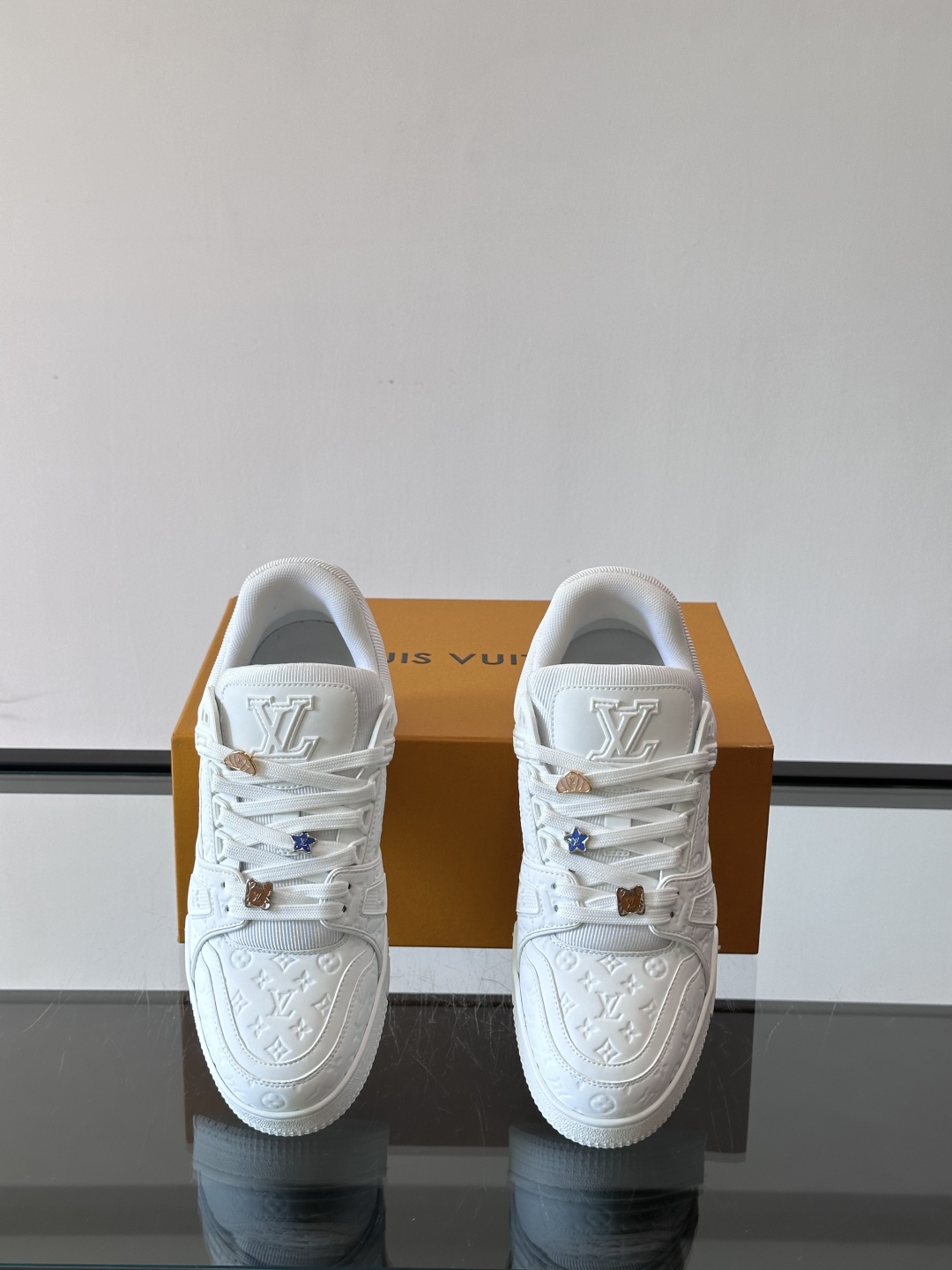 驴家 新配色 trainer运动鞋，本款 LV Trainer 运动鞋取材柔软粒面小牛皮，呈现纯净色调，