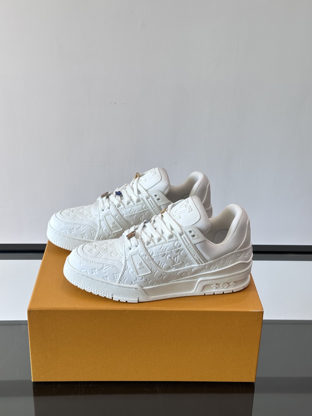 驴家 新配色 trainer运动鞋，本款 LV Trainer 运动鞋取材柔软粒面小牛皮，呈现纯净色调，
