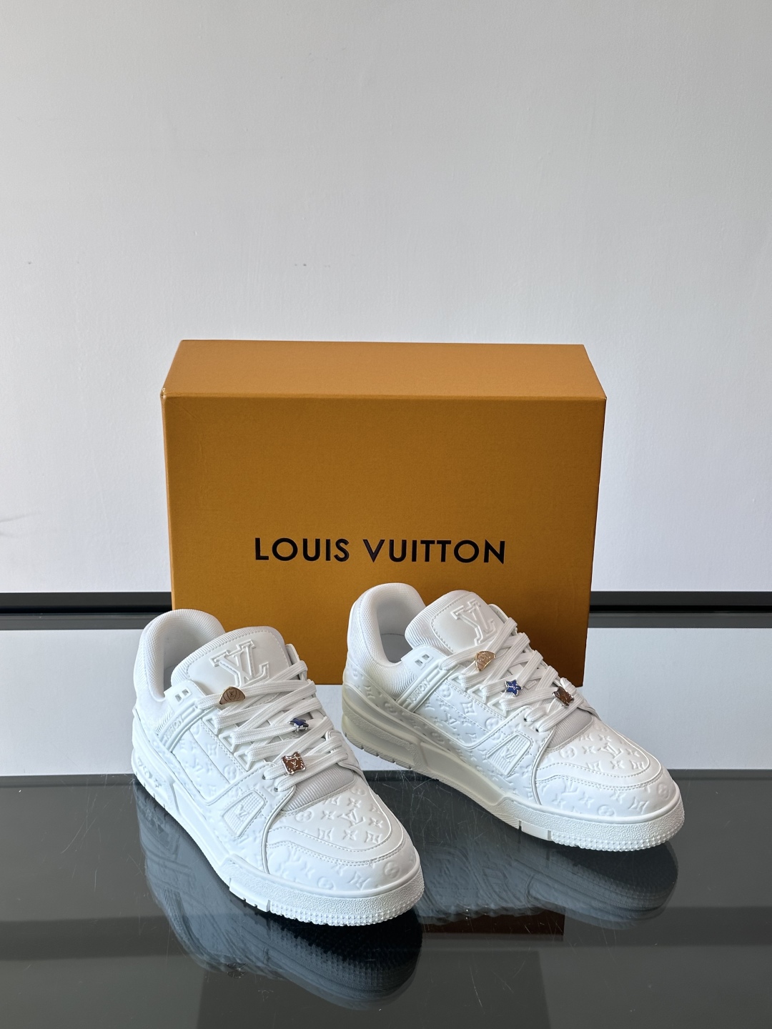 驴家 新配色 trainer运动鞋，本款 LV Trainer 运动鞋取材柔软粒面小牛皮，呈现纯净色调，