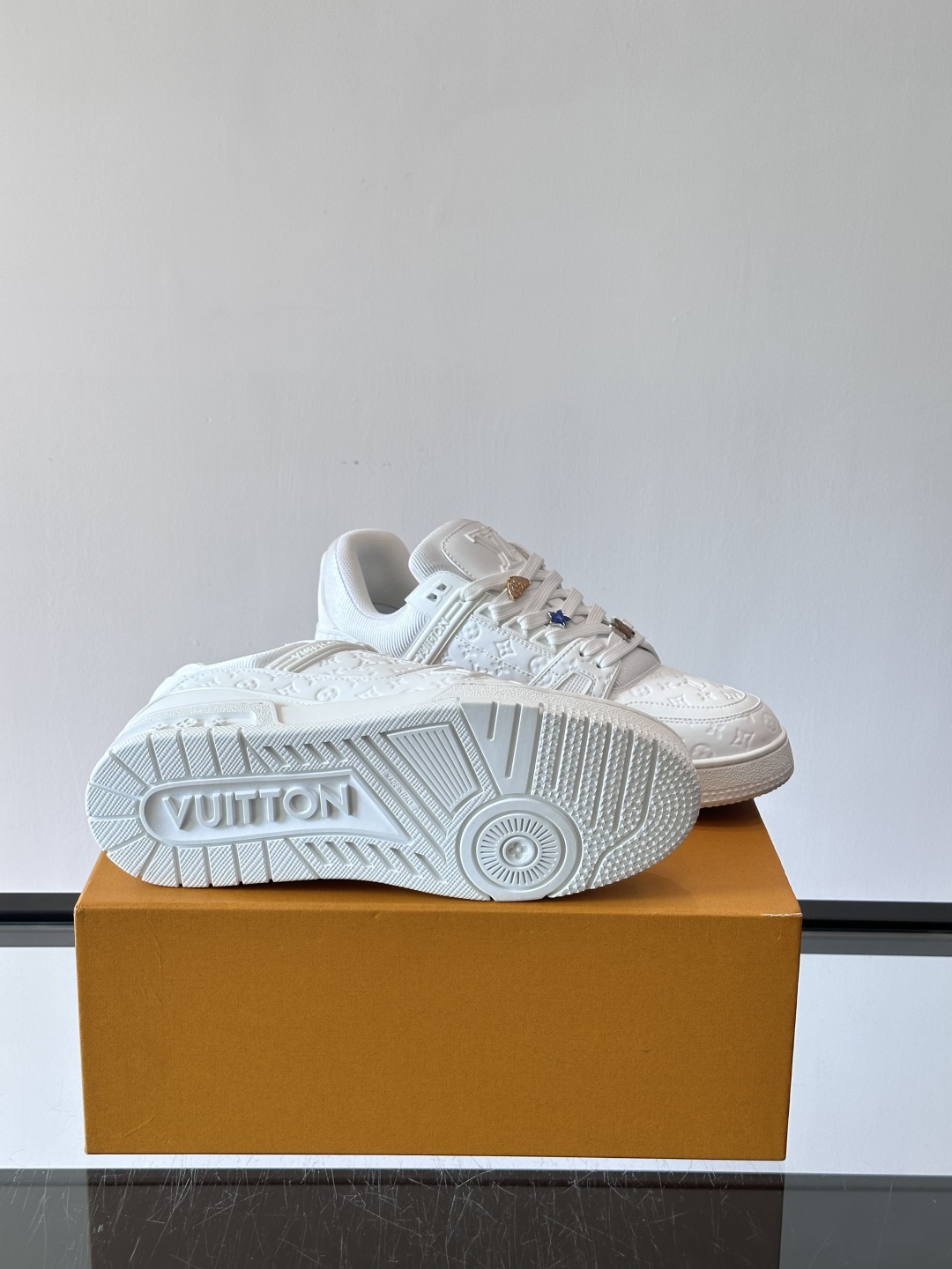 驴家 新配色 trainer运动鞋，本款 LV Trainer 运动鞋取材柔软粒面小牛皮，呈现纯净色调，