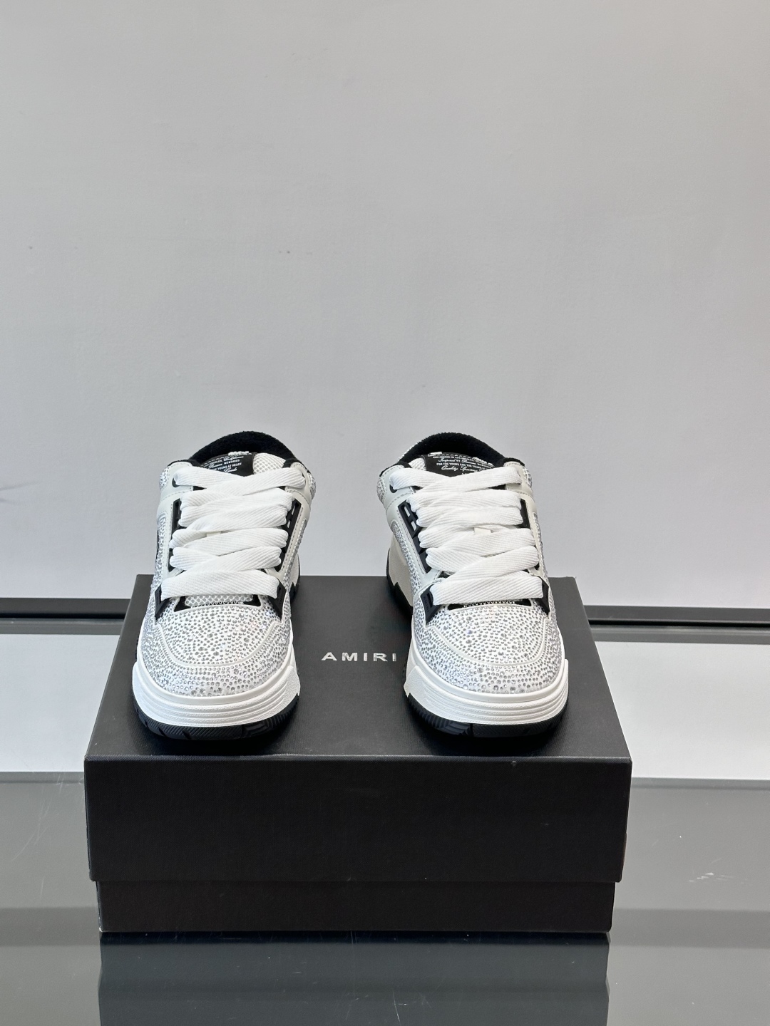 AMIRI🆕水钻面包鞋👞春夏系列新款球鞋，男士厚底面包鞋，面包鞋的大舌头设计非常特别，加厚大底，圆润的鞋