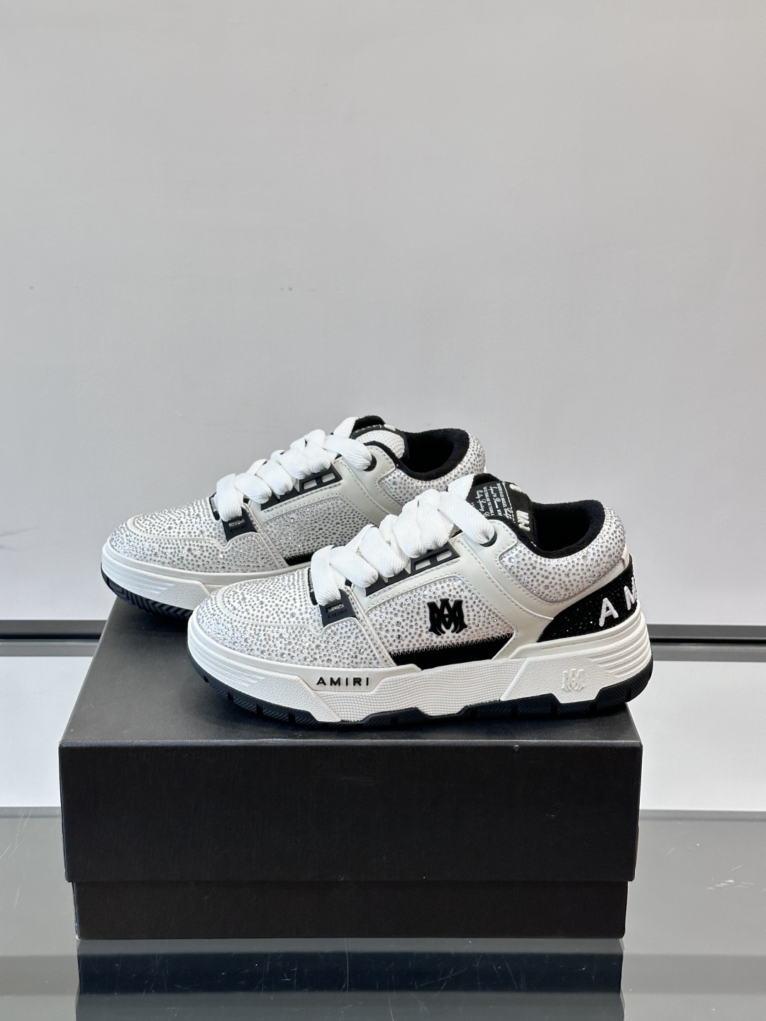 AMIRI🆕水钻面包鞋👞春夏系列新款球鞋，男士厚底面包鞋，面包鞋的大舌头设计非常特别，加厚大底，圆润的鞋