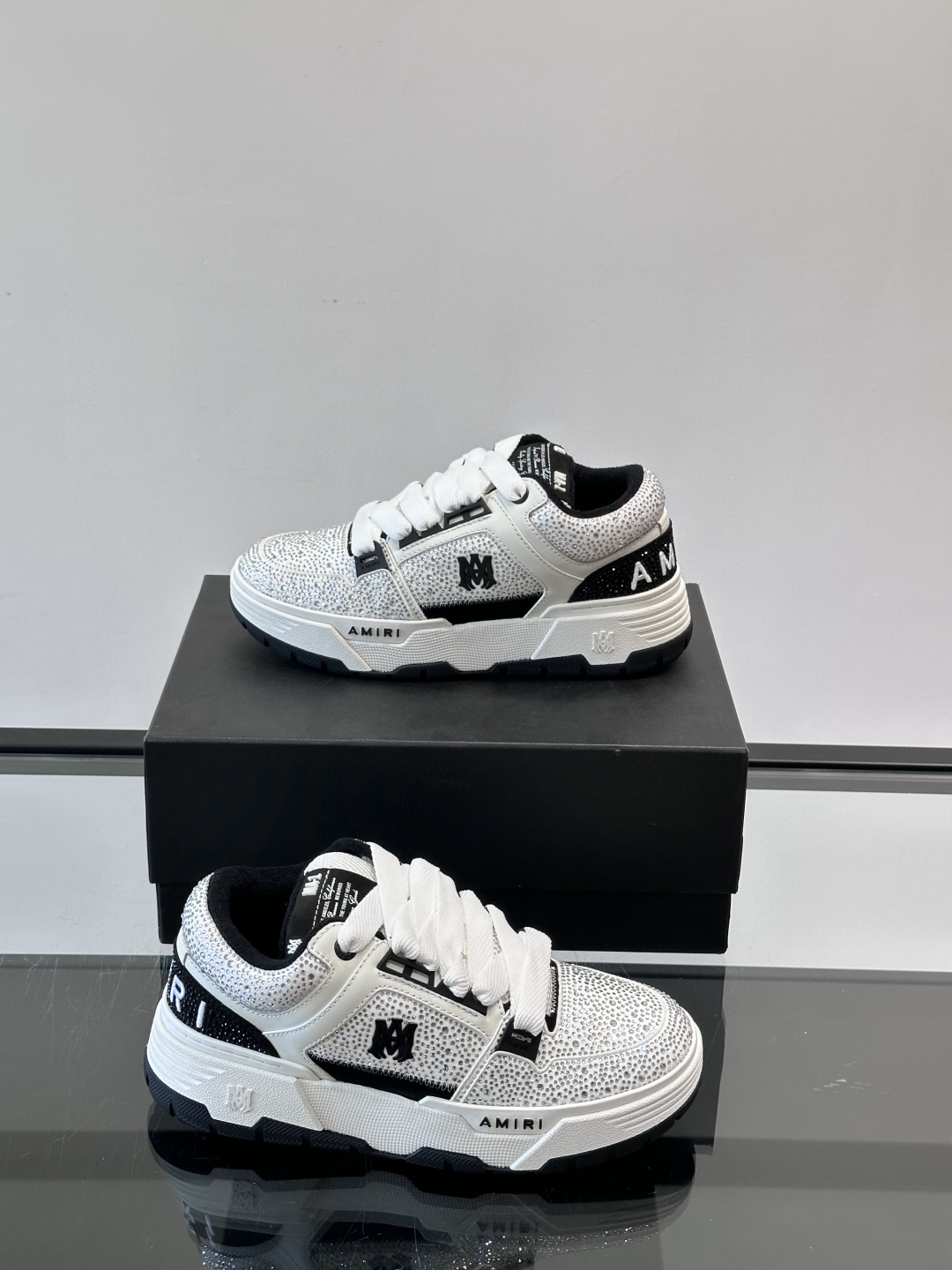 AMIRI🆕水钻面包鞋👞春夏系列新款球鞋，男士厚底面包鞋，面包鞋的大舌头设计非常特别，加厚大底，圆润的鞋