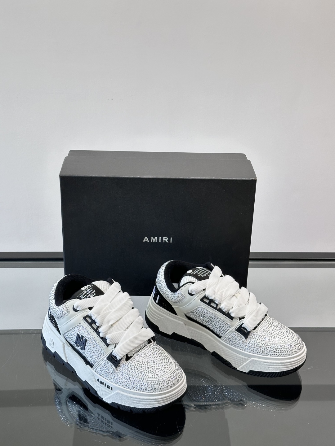 AMIRI🆕水钻面包鞋👞春夏系列新款球鞋，男士厚底面包鞋，面包鞋的大舌头设计非常特别，加厚大底，圆润的鞋