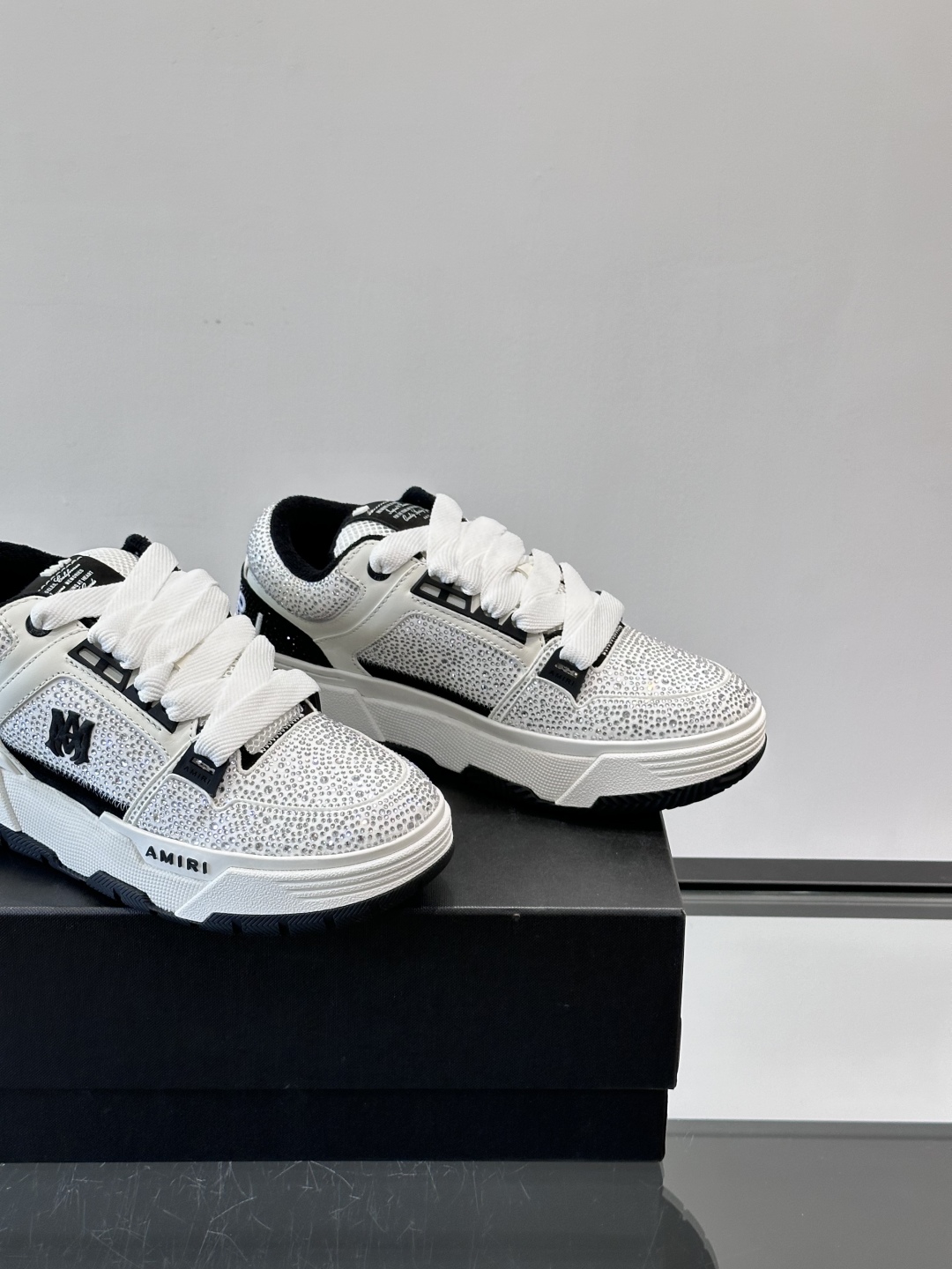 AMIRI🆕水钻面包鞋👞春夏系列新款球鞋，男士厚底面包鞋，面包鞋的大舌头设计非常特别，加厚大底，圆润的鞋