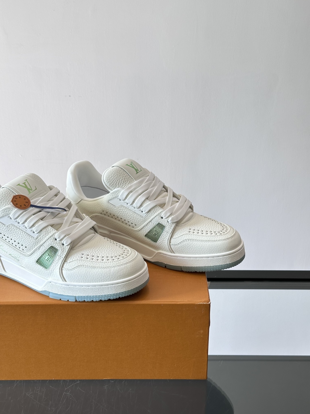 驴家 新配色 trainer运动鞋，本款 LV Trainer 运动鞋取材柔软粒面小牛皮，呈现纯净色调，