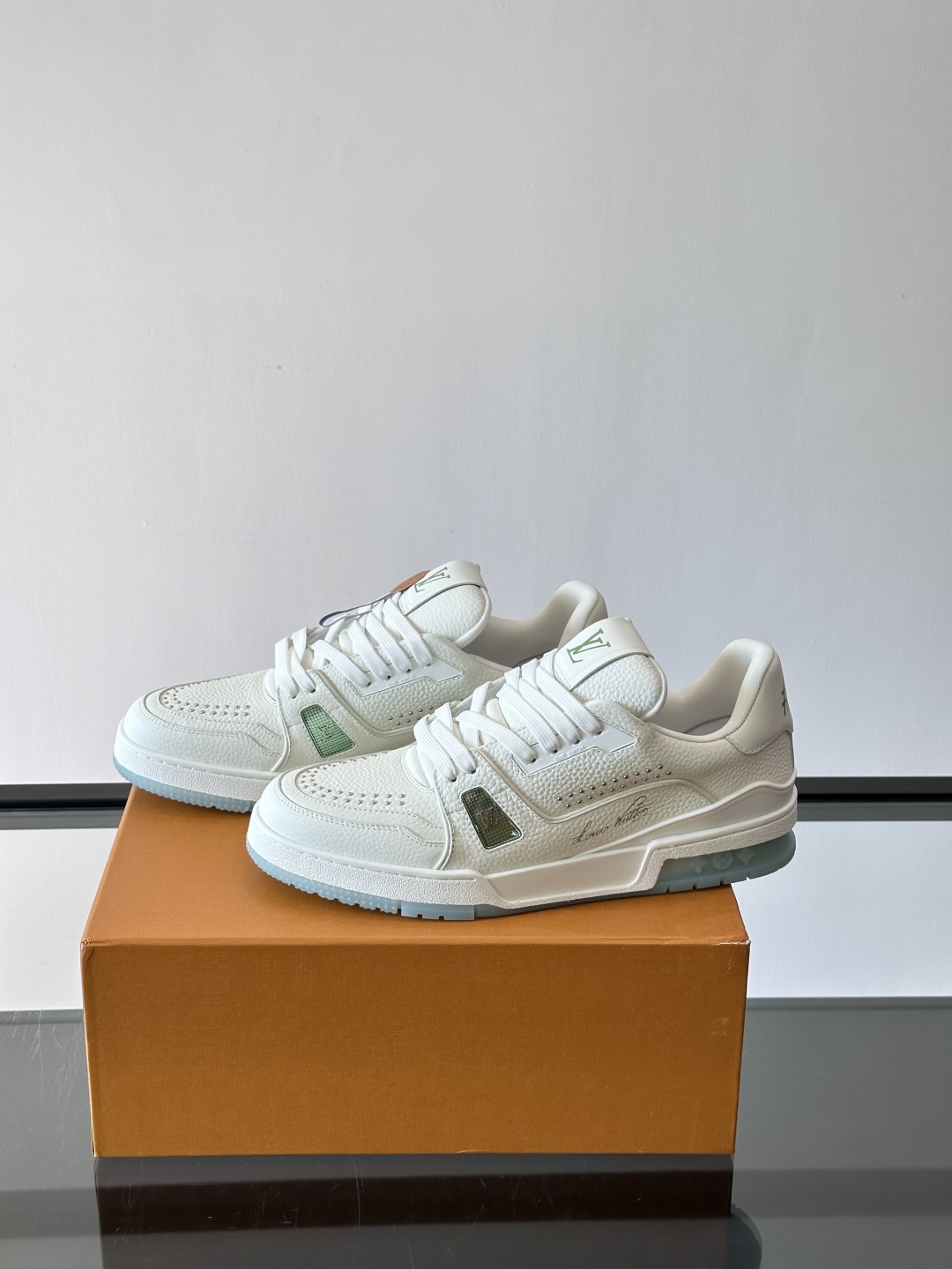 驴家 新配色 trainer运动鞋，本款 LV Trainer 运动鞋取材柔软粒面小牛皮，呈现纯净色调，