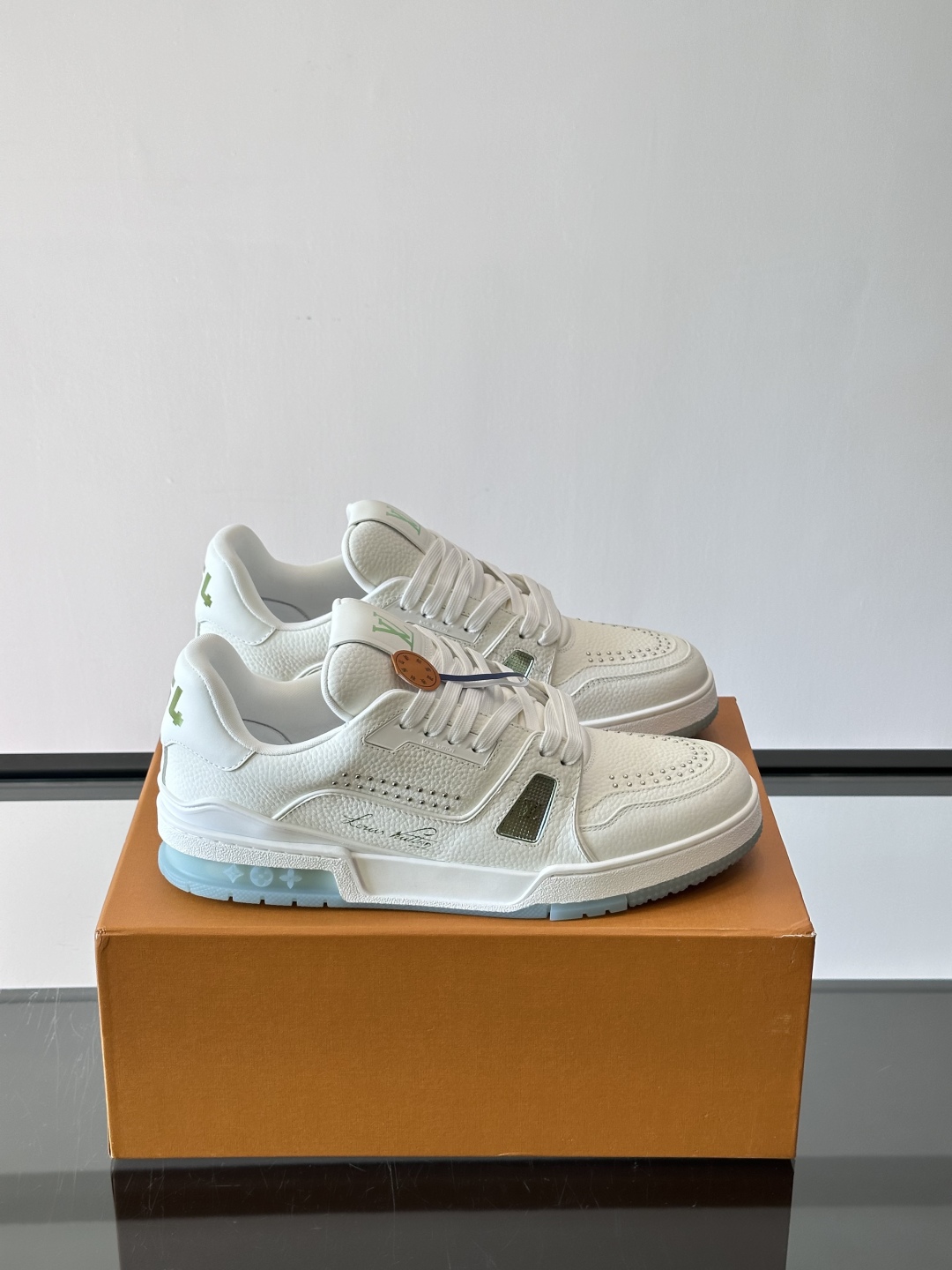 驴家 新配色 trainer运动鞋，本款 LV Trainer 运动鞋取材柔软粒面小牛皮，呈现纯净色调，