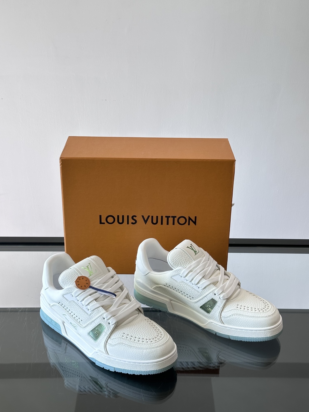 驴家 新配色 trainer运动鞋，本款 LV Trainer 运动鞋取材柔软粒面小牛皮，呈现纯净色调，