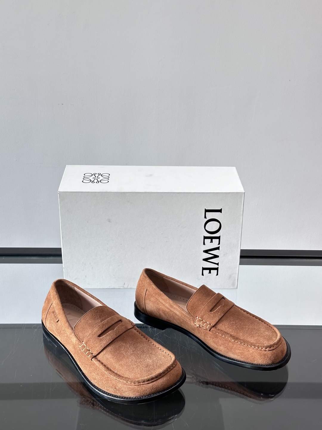 罗意威LoeweCamPo男士乐福鞋鞋面采用牛皮革,真皮大底、LOEWE 罗意威标志性不对称圆头造型。关