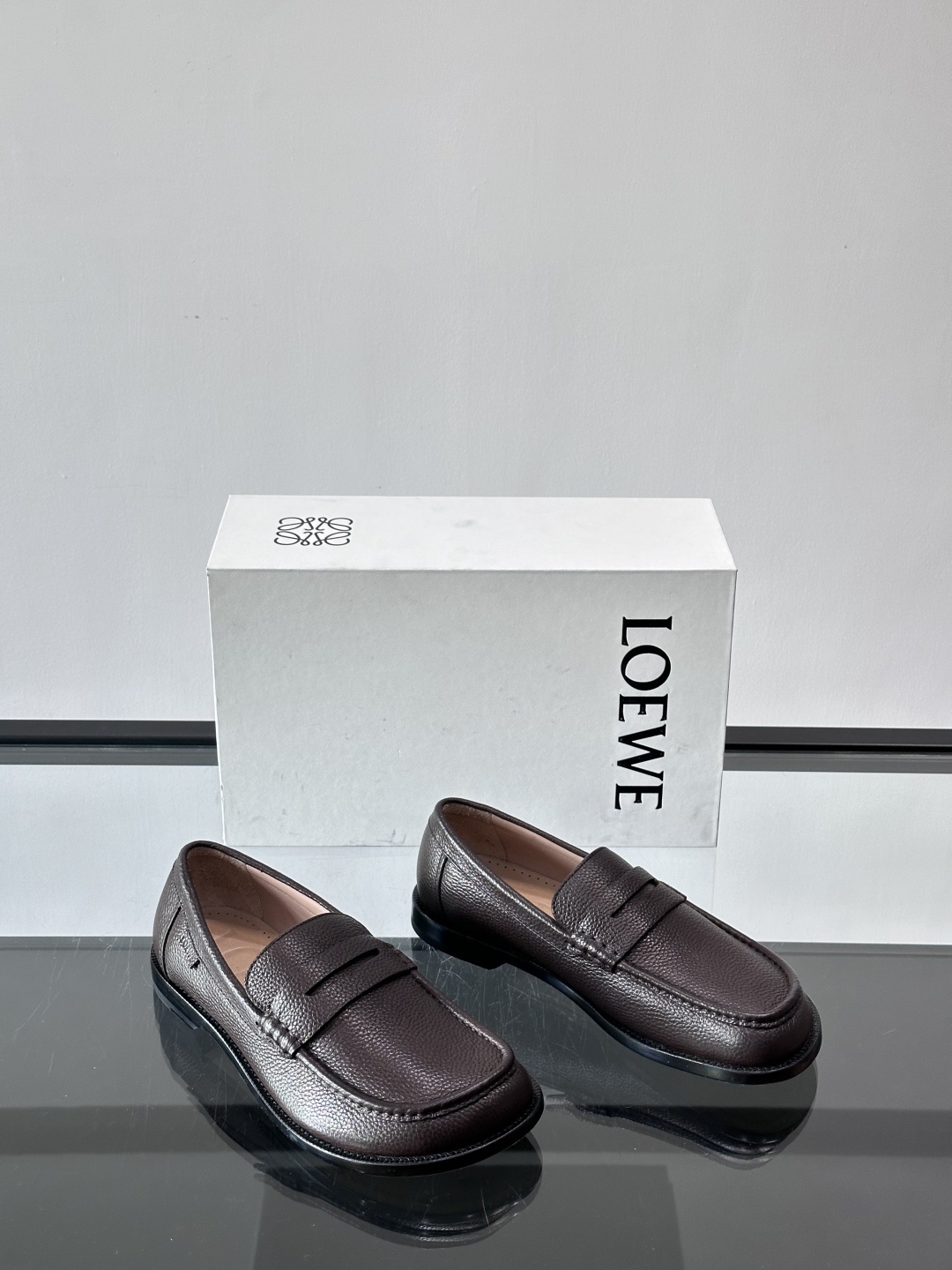 罗意威LoeweCamPo男士乐福鞋鞋面采用牛皮革,真皮大底、LOEWE 罗意威标志性不对称圆头造型。关