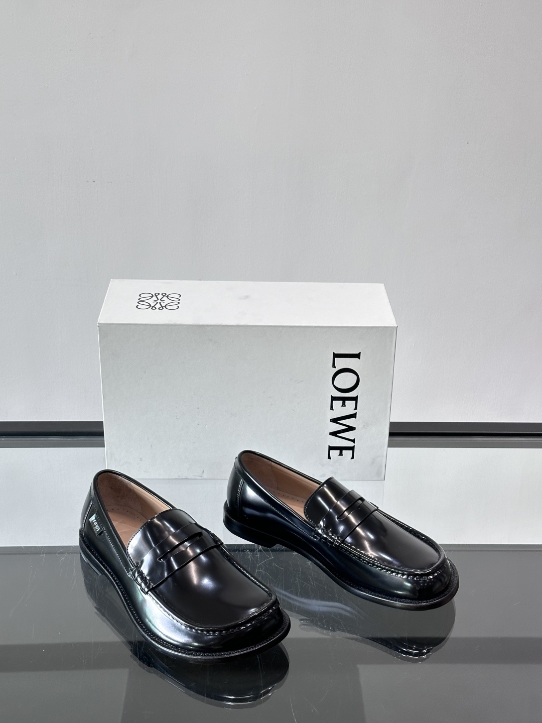 罗意威LoeweCamPo男士乐福鞋鞋面采用牛皮革,真皮大底、LOEWE 罗意威标志性不对称圆头造型。关