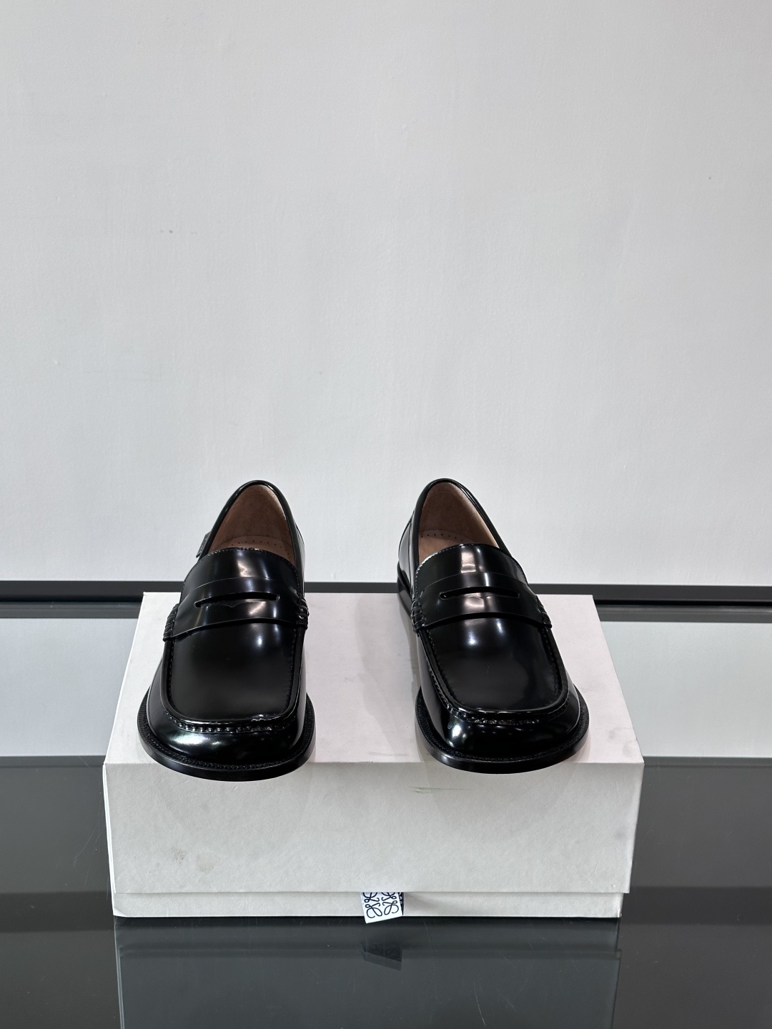 罗意威LoeweCamPo男士乐福鞋鞋面采用牛皮革,真皮大底、LOEWE 罗意威标志性不对称圆头造型。关