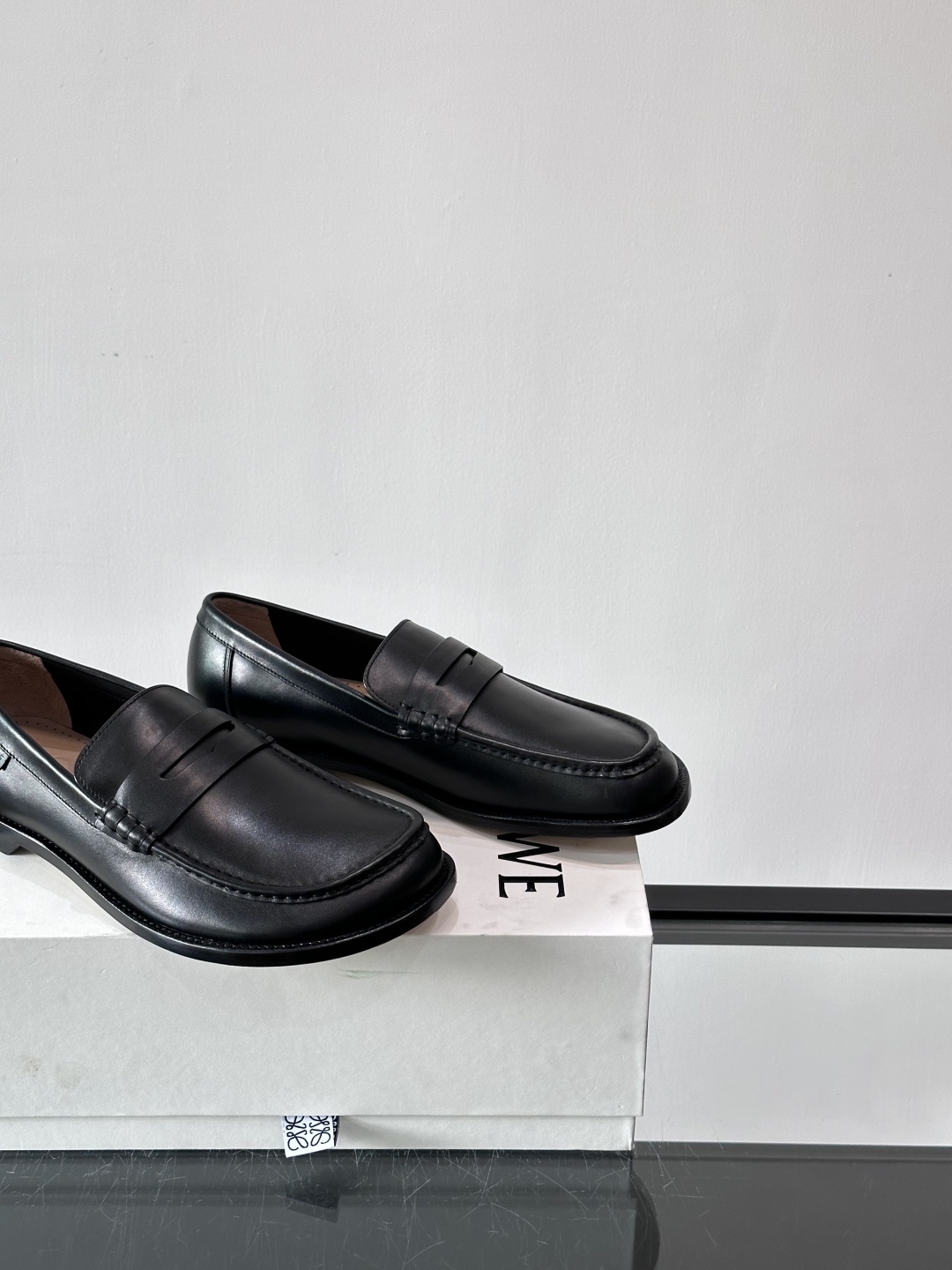 罗意威LoeweCamPo男士乐福鞋鞋面采用牛皮革,真皮大底、LOEWE 罗意威标志性不对称圆头造型。关