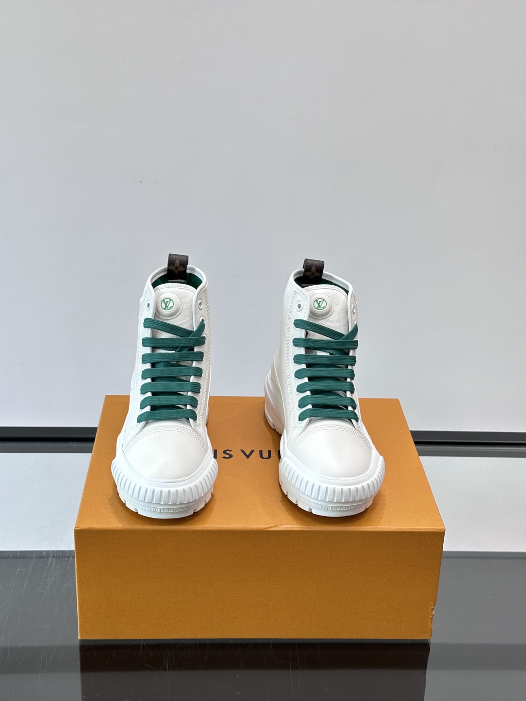 𝐋𝐎𝐔𝐈𝐒 𝐕𝐔𝐈𝐓𝐓𝐎𝐍路易威登休闲高帮鞋 版型超正 圆润立体的鞋型，lv 经典永不过时 上脚超帅气～