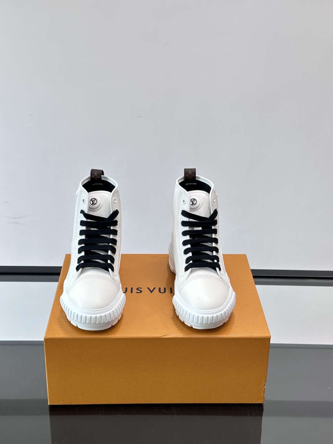𝐋𝐎𝐔𝐈𝐒 𝐕𝐔𝐈𝐓𝐓𝐎𝐍路易威登休闲高帮鞋 版型超正 圆润立体的鞋型，lv 经典永不过时 上脚超帅气～