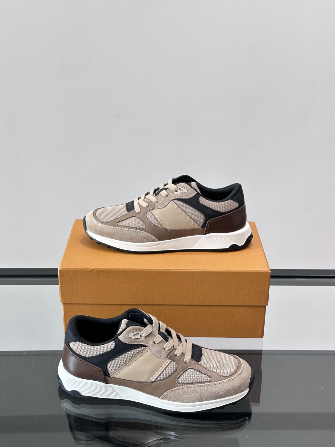 TOD'S/托德斯 新款男士拼接运动鞋，本款运动鞋以多材质拼接而成，绒面牛皮革和光滑小牛皮制作，立体几何