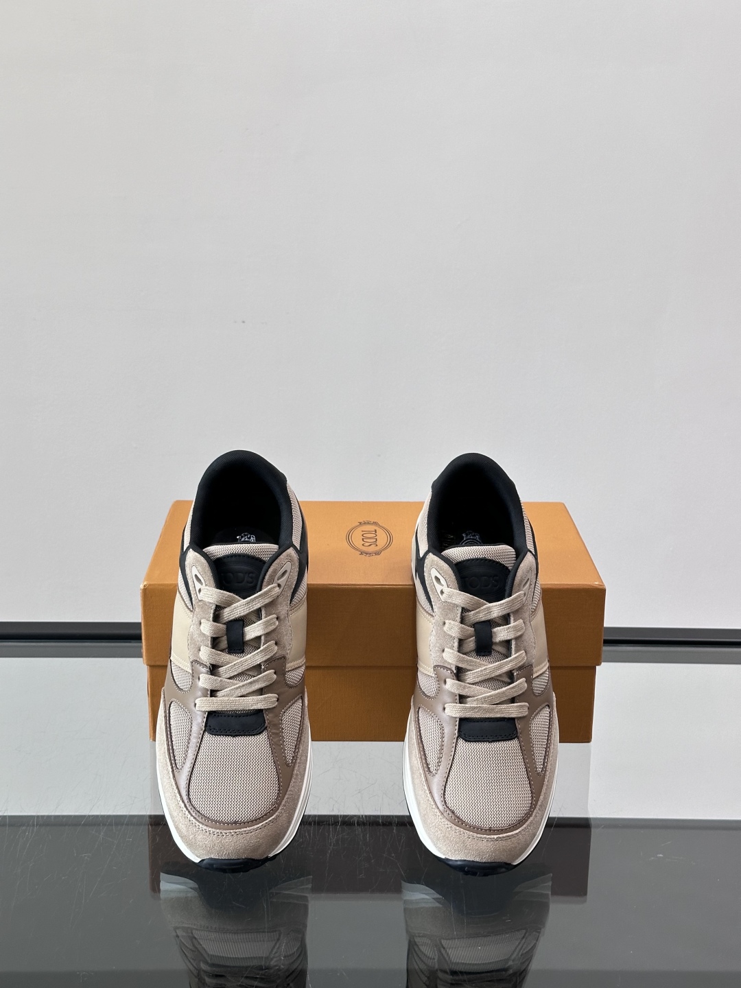 TOD'S/托德斯 新款男士拼接运动鞋，本款运动鞋以多材质拼接而成，绒面牛皮革和光滑小牛皮制作，立体几何