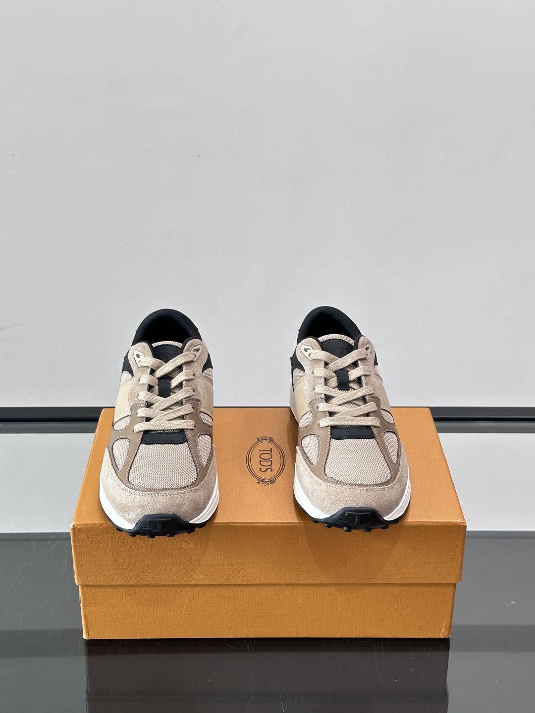 TOD'S/托德斯 新款男士拼接运动鞋，本款运动鞋以多材质拼接而成，绒面牛皮革和光滑小牛皮制作，立体几何