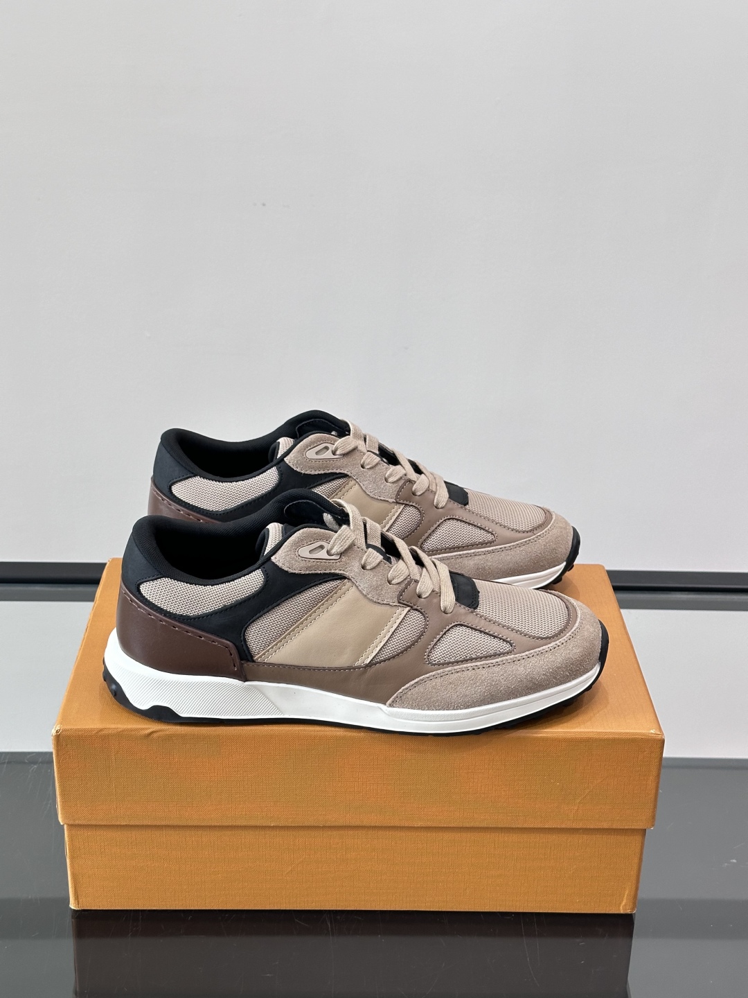 TOD'S/托德斯 新款男士拼接运动鞋，本款运动鞋以多材质拼接而成，绒面牛皮革和光滑小牛皮制作，立体几何
