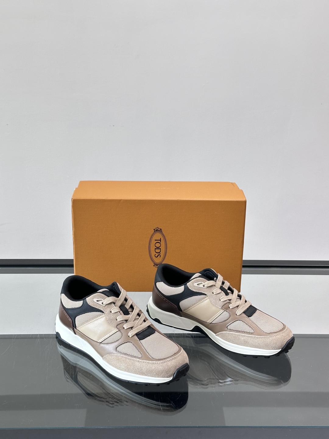 TOD'S/托德斯 新款男士拼接运动鞋，本款运动鞋以多材质拼接而成，绒面牛皮革和光滑小牛皮制作，立体几何