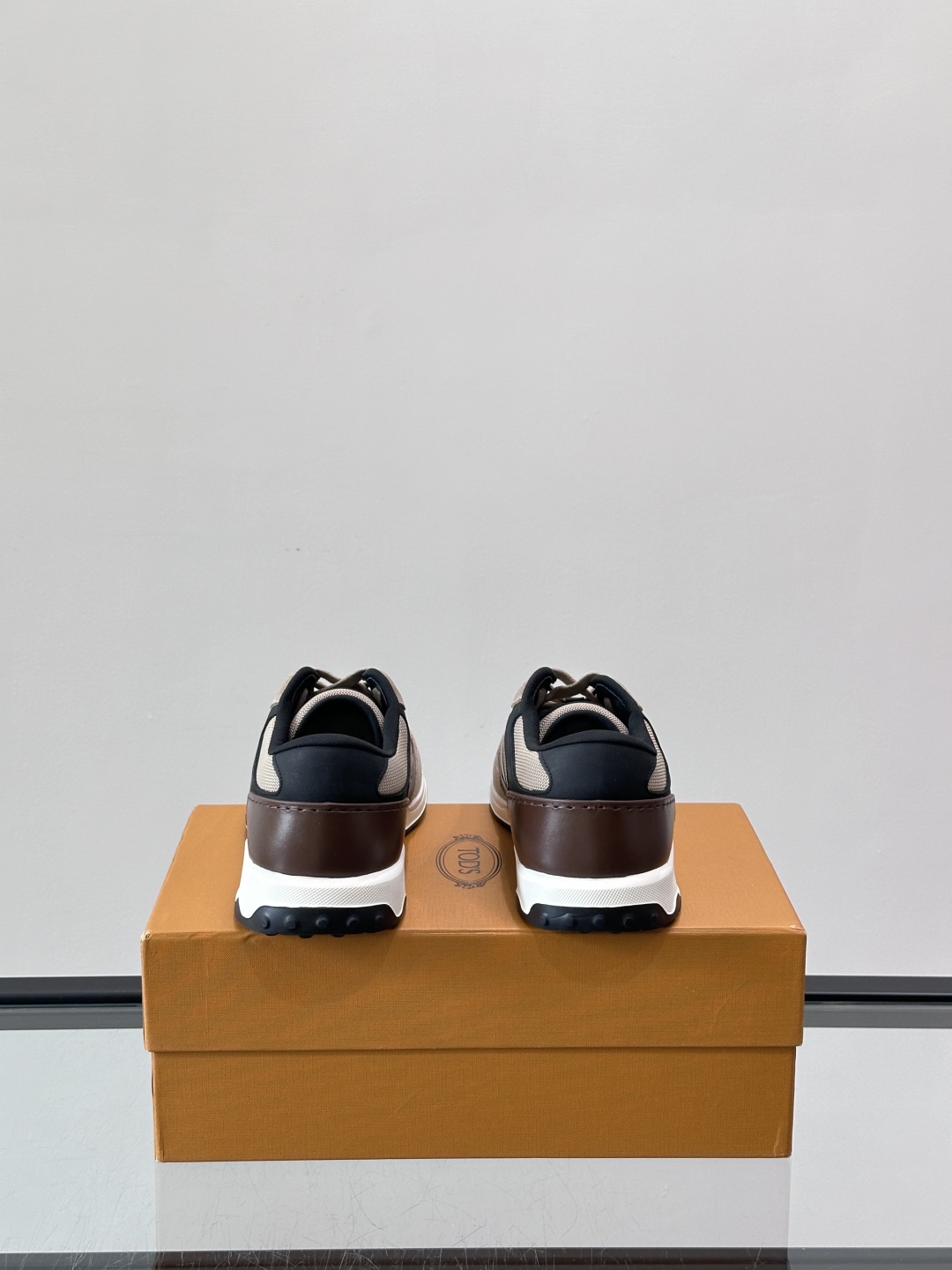 TOD'S/托德斯 新款男士拼接运动鞋，本款运动鞋以多材质拼接而成，绒面牛皮革和光滑小牛皮制作，立体几何