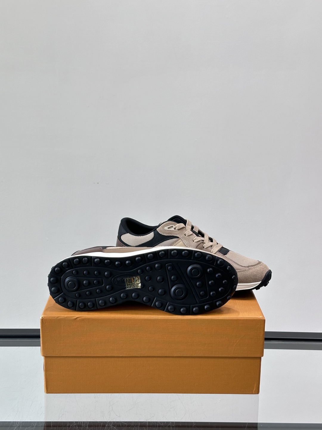 TOD'S/托德斯 新款男士拼接运动鞋，本款运动鞋以多材质拼接而成，绒面牛皮革和光滑小牛皮制作，立体几何