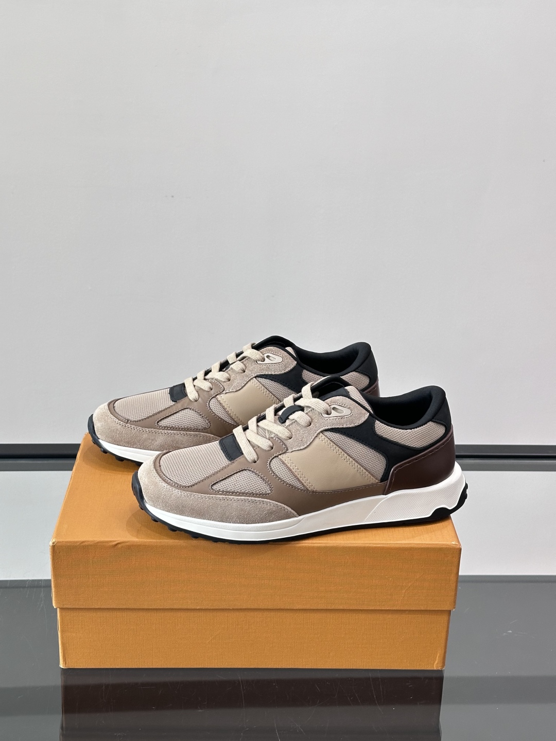 TOD'S/托德斯 新款男士拼接运动鞋，本款运动鞋以多材质拼接而成，绒面牛皮革和光滑小牛皮制作，立体几何