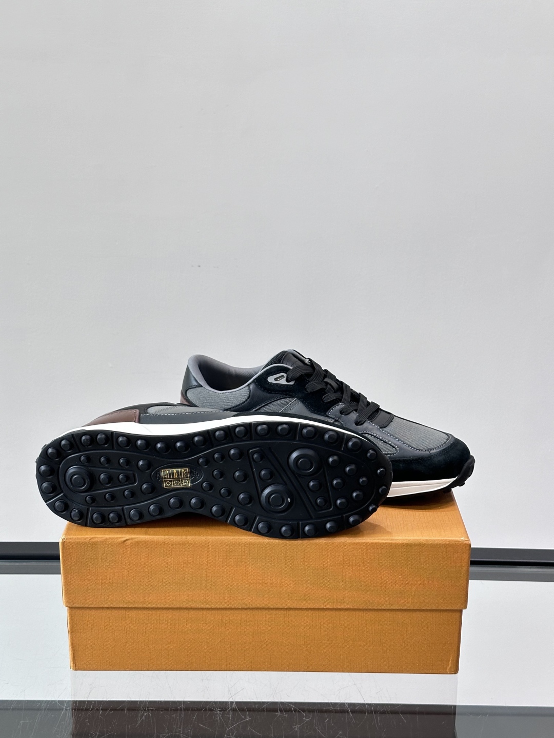 TOD'S/托德斯 新款男士拼接运动鞋，本款运动鞋以多材质拼接而成，绒面牛皮革和光滑小牛皮制作，立体几何