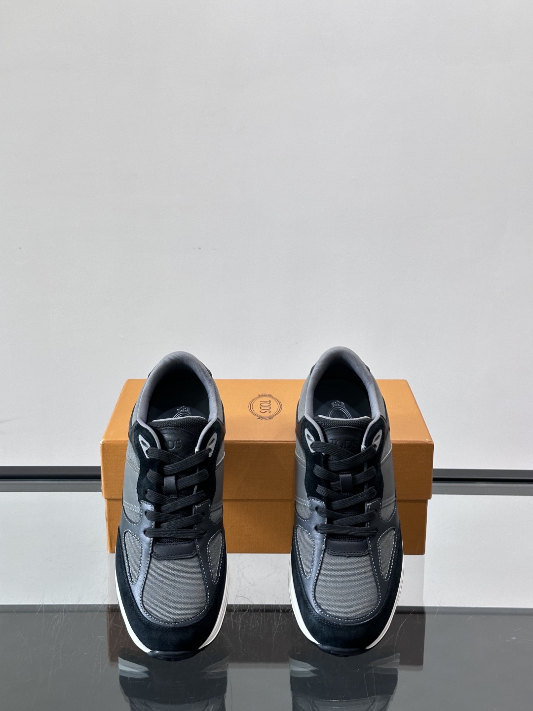 TOD'S/托德斯 新款男士拼接运动鞋，本款运动鞋以多材质拼接而成，绒面牛皮革和光滑小牛皮制作，立体几何