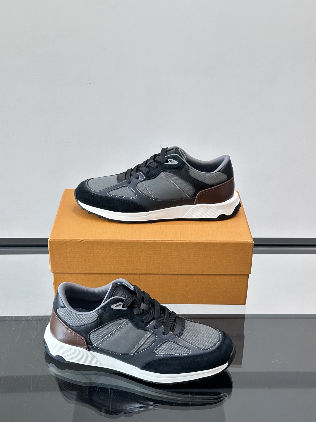 TOD'S/托德斯 新款男士拼接运动鞋，本款运动鞋以多材质拼接而成，绒面牛皮革和光滑小牛皮制作，立体几何