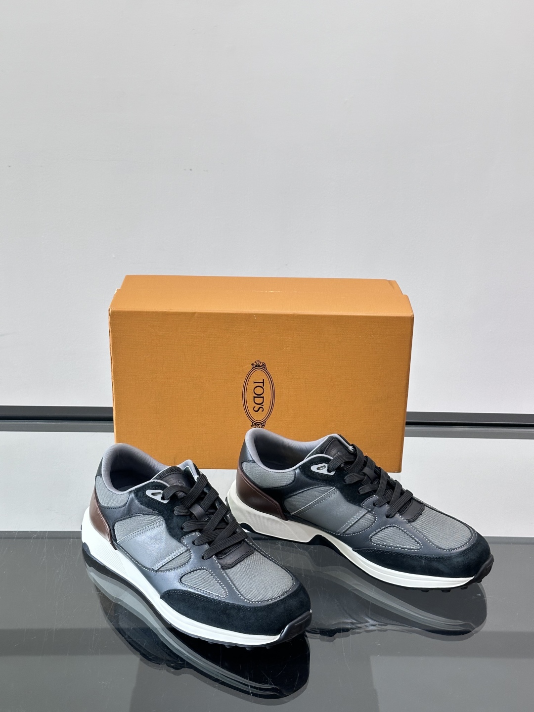 TOD'S/托德斯 新款男士拼接运动鞋，本款运动鞋以多材质拼接而成，绒面牛皮革和光滑小牛皮制作，立体几何