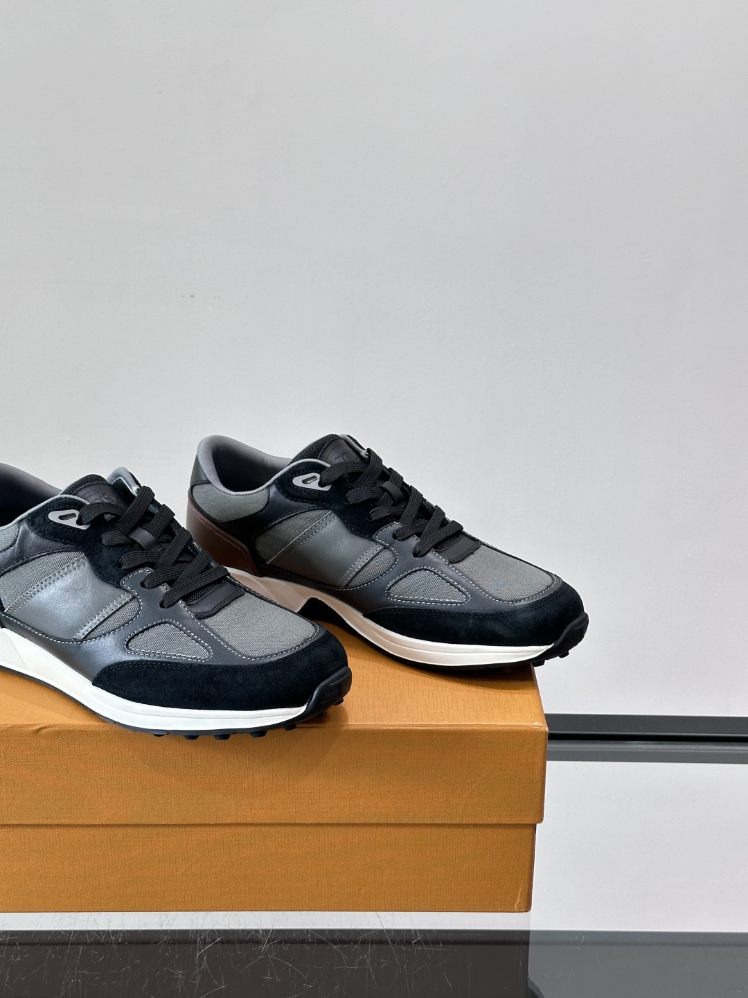 TOD'S/托德斯 新款男士拼接运动鞋，本款运动鞋以多材质拼接而成，绒面牛皮革和光滑小牛皮制作，立体几何