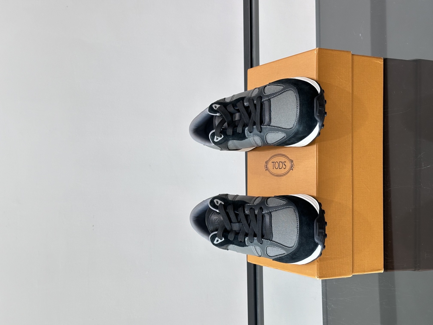 TOD'S/托德斯 新款男士拼接运动鞋，本款运动鞋以多材质拼接而成，绒面牛皮革和光滑小牛皮制作，立体几何