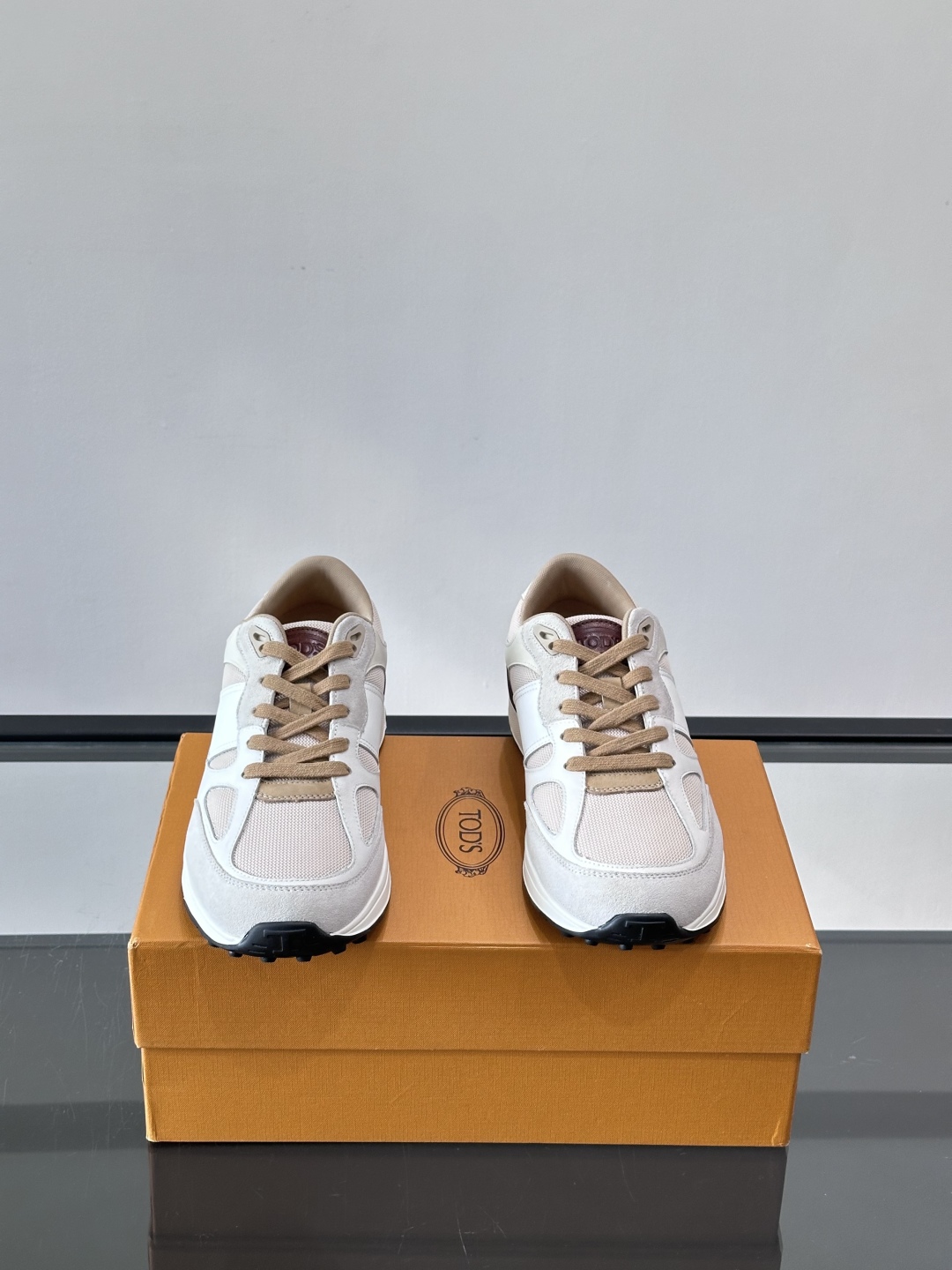 TOD'S/托德斯 新款男士拼接运动鞋，本款运动鞋以多材质拼接而成，绒面牛皮革和光滑小牛皮制作，立体几何