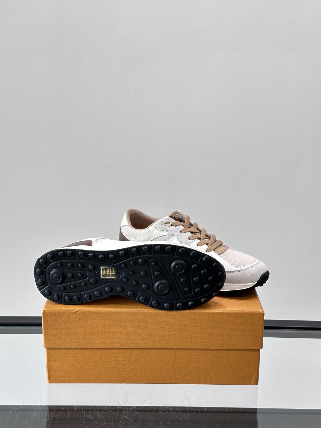 TOD'S/托德斯 新款男士拼接运动鞋，本款运动鞋以多材质拼接而成，绒面牛皮革和光滑小牛皮制作，立体几何