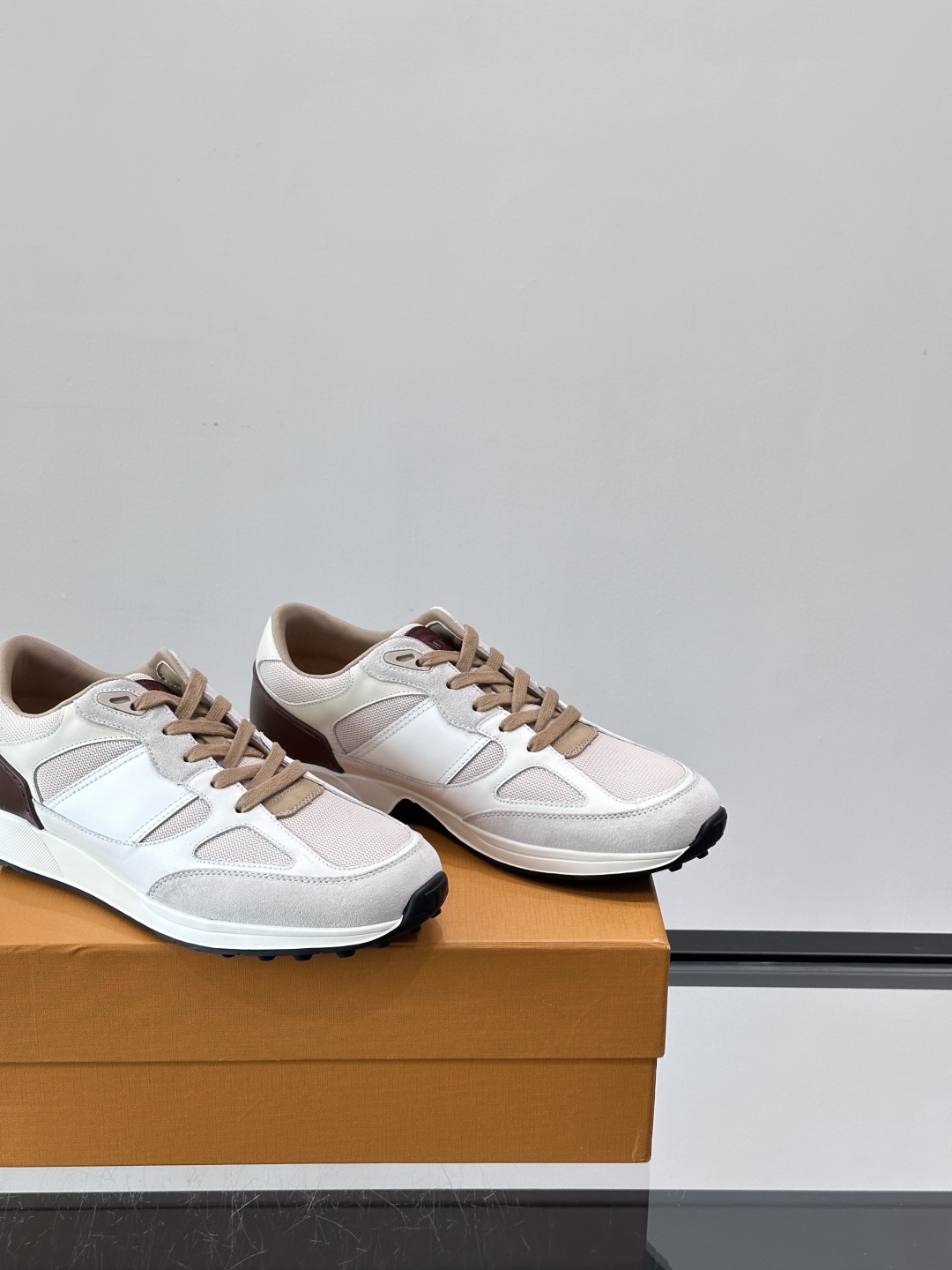 TOD'S/托德斯 新款男士拼接运动鞋，本款运动鞋以多材质拼接而成，绒面牛皮革和光滑小牛皮制作，立体几何