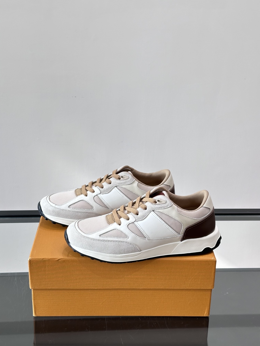TOD'S/托德斯 新款男士拼接运动鞋，本款运动鞋以多材质拼接而成，绒面牛皮革和光滑小牛皮制作，立体几何