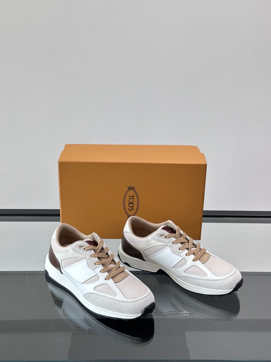 TOD'S/托德斯 新款男士拼接运动鞋，本款运动鞋以多材质拼接而成，绒面牛皮革和光滑小牛皮制作，立体几何