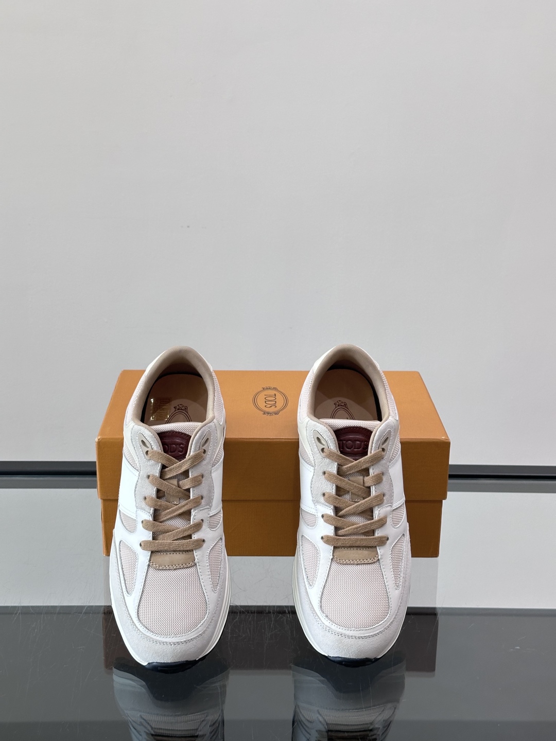 TOD'S/托德斯 新款男士拼接运动鞋，本款运动鞋以多材质拼接而成，绒面牛皮革和光滑小牛皮制作，立体几何