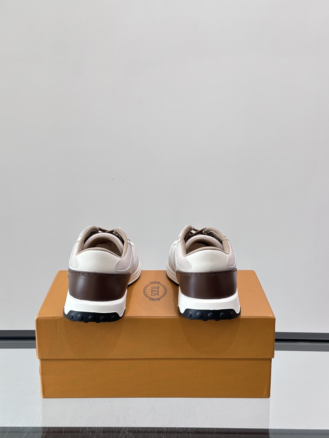 TOD'S/托德斯 新款男士拼接运动鞋，本款运动鞋以多材质拼接而成，绒面牛皮革和光滑小牛皮制作，立体几何