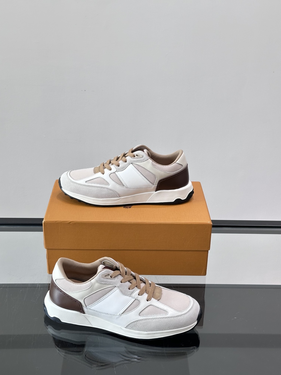 TOD'S/托德斯 新款男士拼接运动鞋，本款运动鞋以多材质拼接而成，绒面牛皮革和光滑小牛皮制作，立体几何